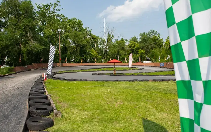 Bandeira axadrezada colocada junto ao traçado de uma pista de karting