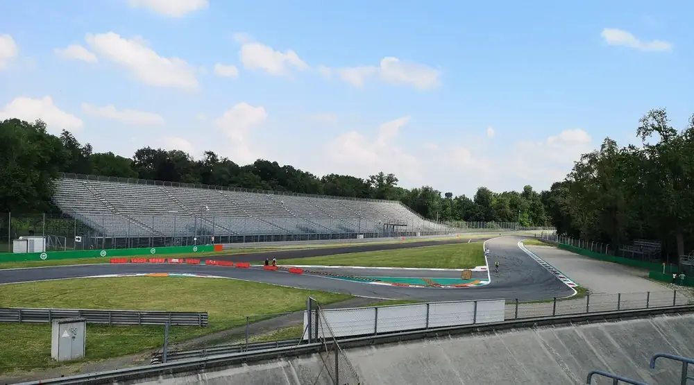 Chicane de um autódromo com pianos e barreiras de proteção, sem carros em pista