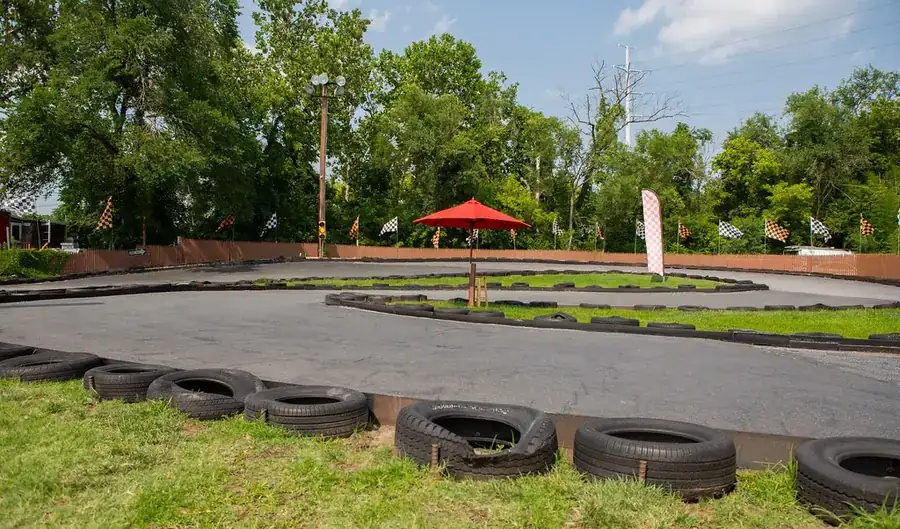Traçado de uma pista de karting delimitado por pneus