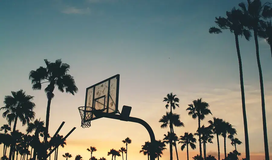 Tabela de basquetebol num campo exterior ao fim da tarde