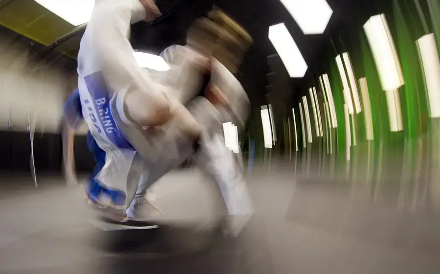 Projeção de judo captada em movimento durante um treino