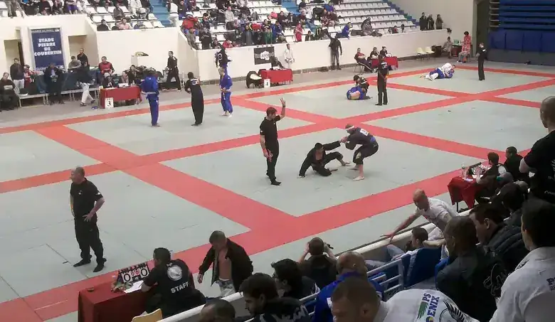 Tatames de competição montados num pavilhão durante uma prova de judo