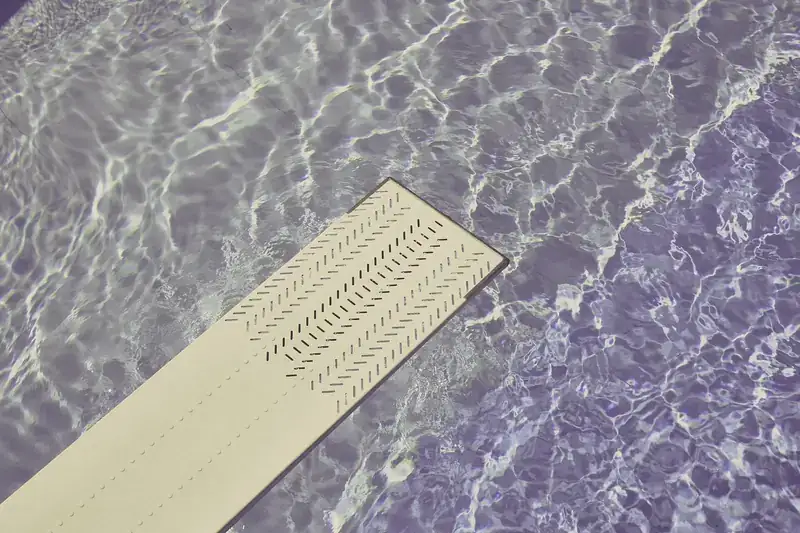 Prancha de saltos sobre a água de uma piscina