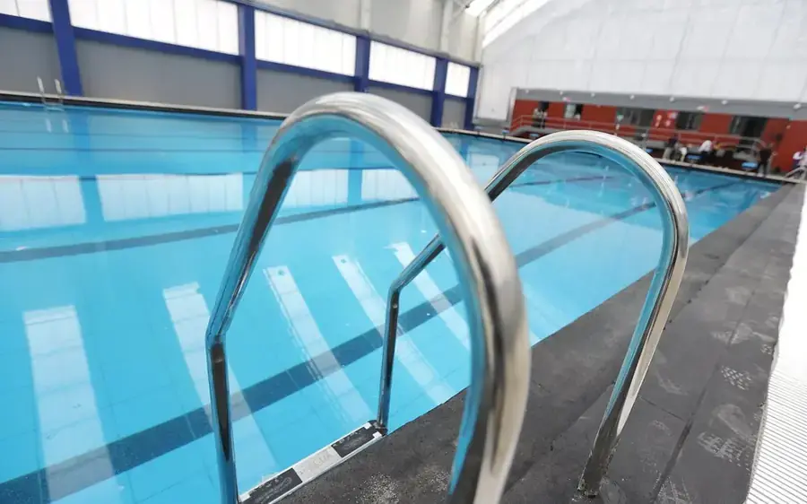 Raias de uma piscina de competição vistas da borda